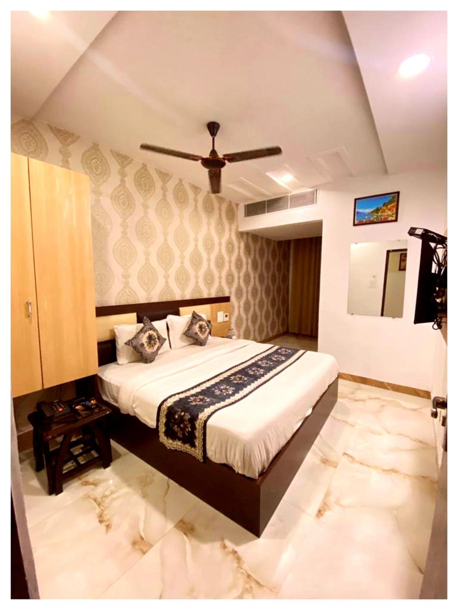 Hotel Premium Travellers # Inn Near Temple - Fully Air Conditioning Hotel - Hygiene And Spacious Room - A Top Rated Luxuary Hotel Merces Zewnętrze zdjęcie