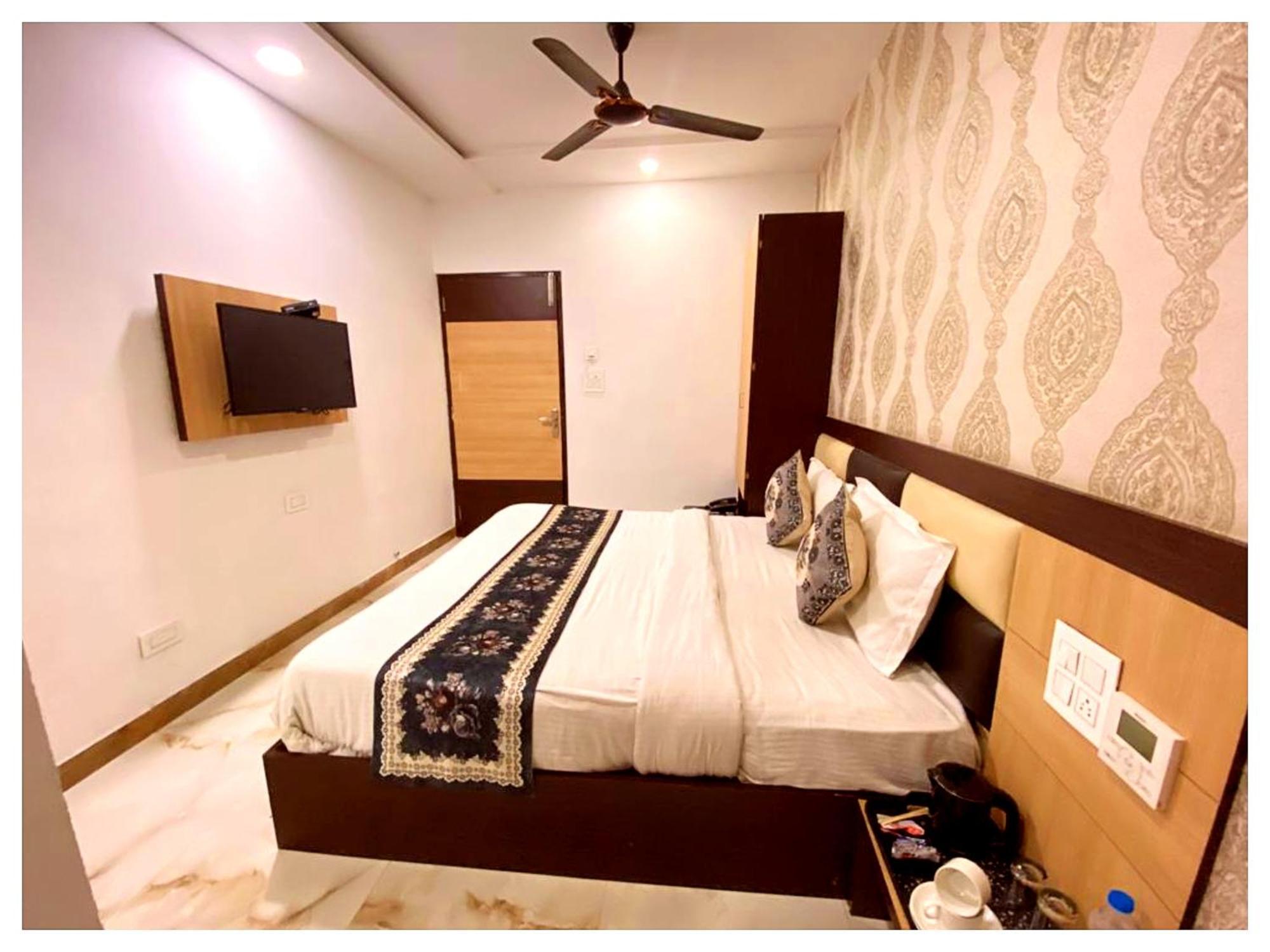 Hotel Premium Travellers # Inn Near Temple - Fully Air Conditioning Hotel - Hygiene And Spacious Room - A Top Rated Luxuary Hotel Merces Zewnętrze zdjęcie